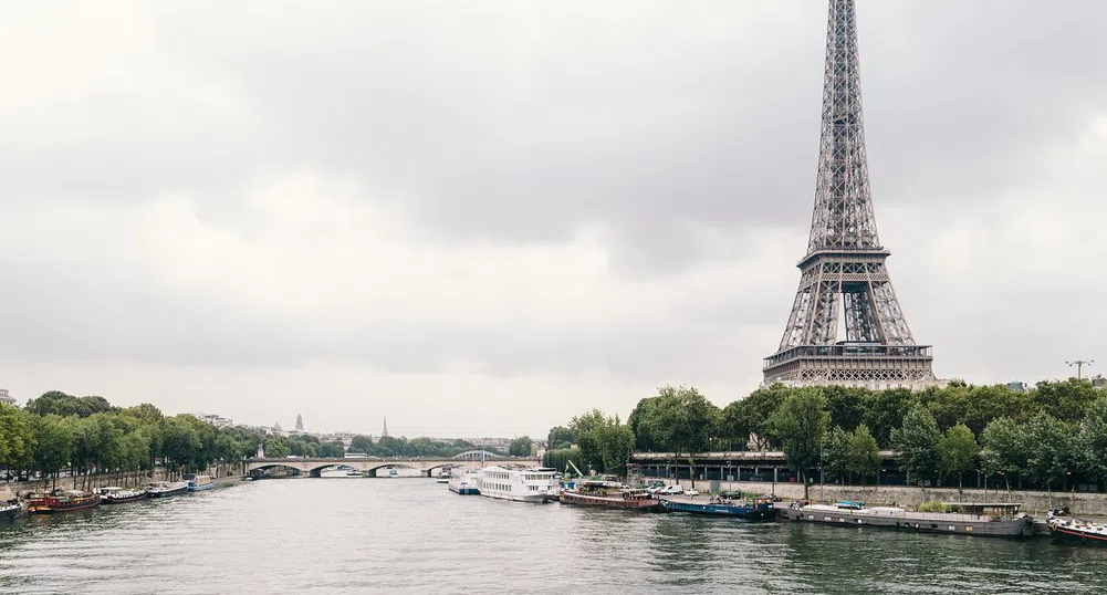 Мълния удари Айфеловата кула в Париж (снимки)