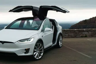 Tesla ще обновява колите си веднъж годишно