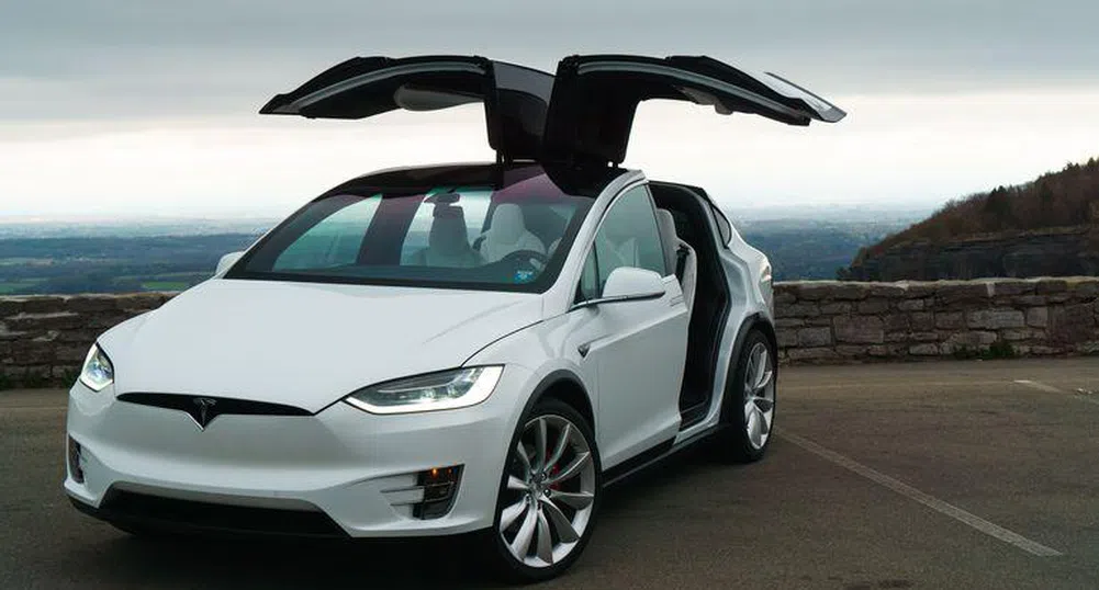 Tesla ще обновява колите си веднъж годишно