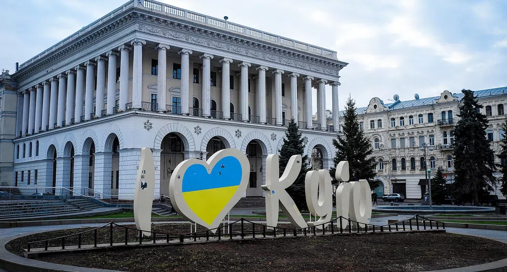 Взривове разтърсват украински градове, хиляди се евакуират от Киев