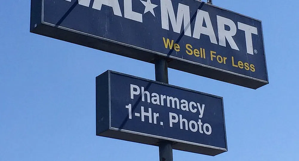 Служителите на Wal-Mart доставят пратки след края на смените си
