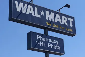Служителите на Wal-Mart доставят пратки след края на смените си