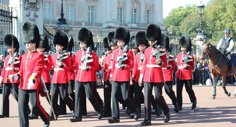 След 17 месеца: Подновиха смяната на караула пред Бъкингамския дворец