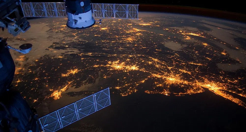 Илон Мъск създава мрежа от сателити около Земята