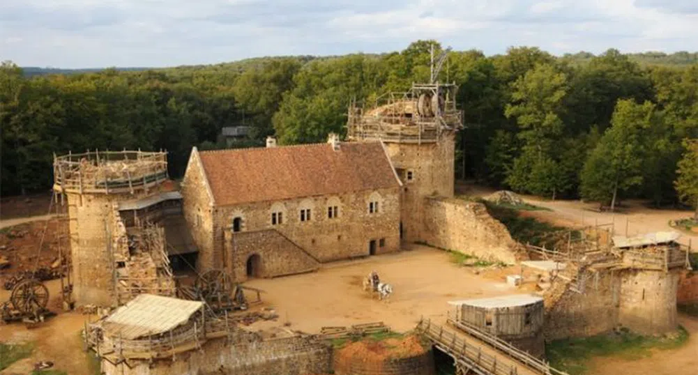 Ентусиасти строят замък по средновековна технология