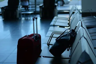 Нови десет българи блокирани на летище във Франция