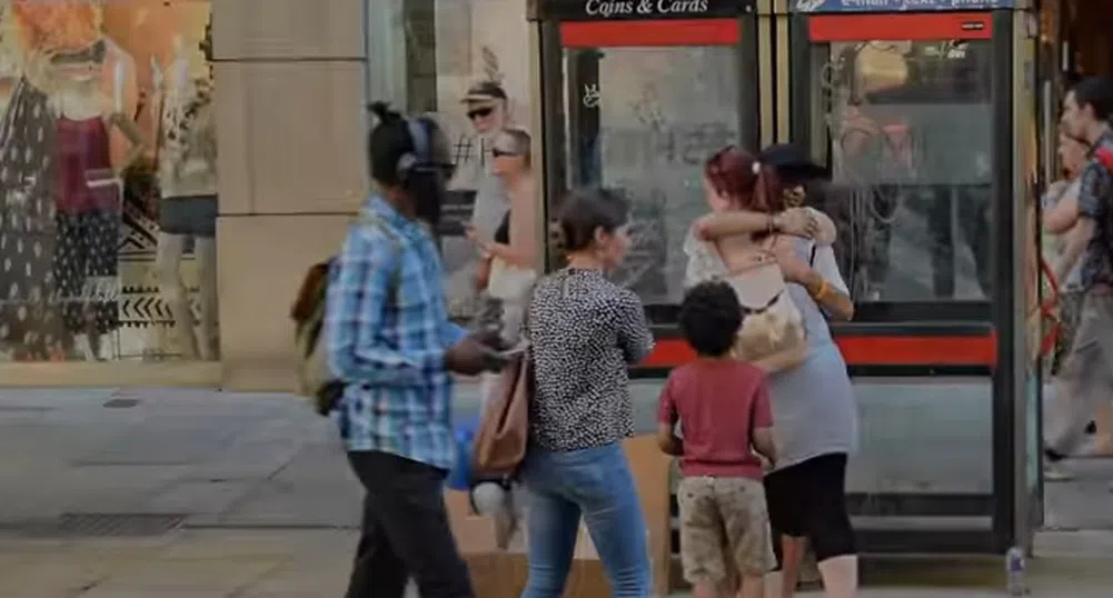 Мюсюлманин раздава прегръдки в Манчестър, как реагират минувачите