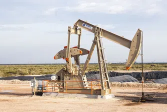 Петролът бележи сериозен спад при данни за ръст в щатските запаси