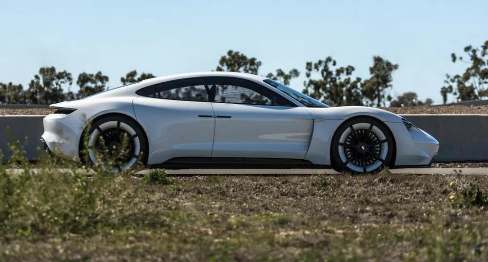 Porsche вече се радва на интерес към електромобила Taycan