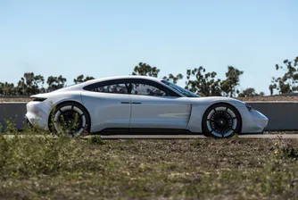 Porsche вече се радва на интерес към електромобила Taycan