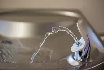 Половината от питейната вода се краде