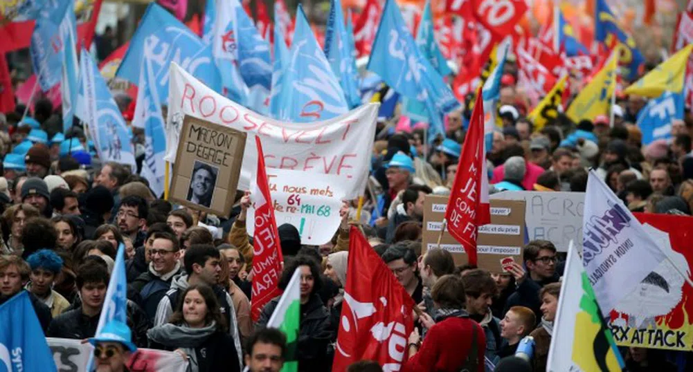 Поредна вечер на протести и сблъсъци в Париж заради пенсионната реформа