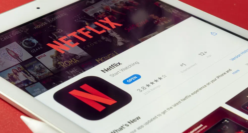 Netflix пуска по-евтин абонамент с реклами в партньорство с Microsoft