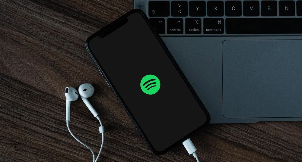 Spotify наруши мълчанието около скандала с подкаста на Джо Роган