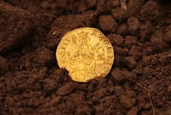 Мъж изпробва новия си детектор и откри най-старата златна монета в Англия