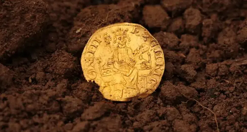 Мъж изпробва новия си детектор и откри най-старата златна монета в Англия