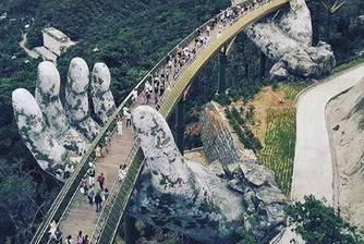 Невероятен мост във Виетнам сякаш лежи върху каменни ръце