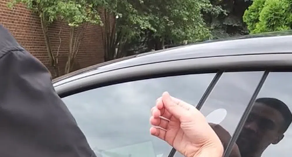 Собственик на Tesla си имплантира чип, за да я отключва с ръка
