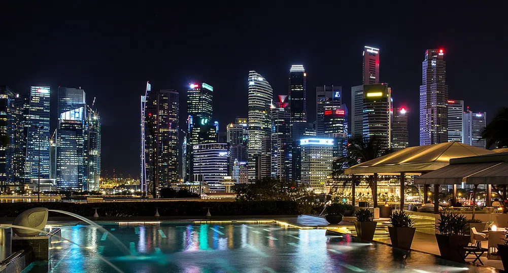 Сингапур слага проследяващи устройства на пътуващите