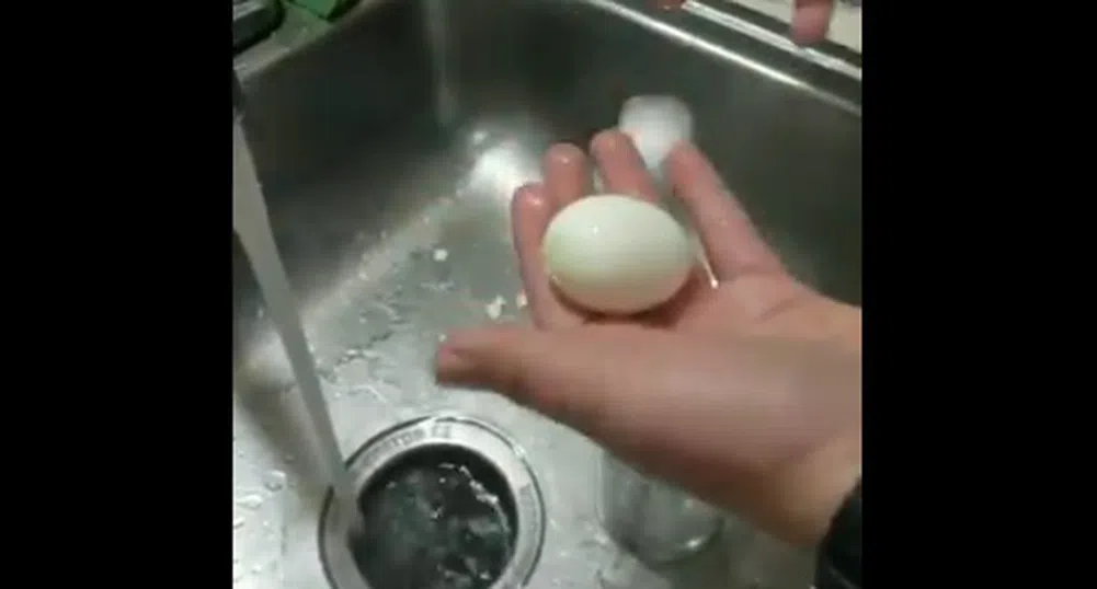 Как да обелим сварено яйце за няколко секунди (видео)