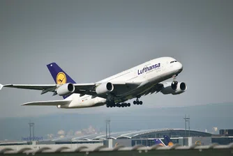 Най-големият пътнически самолет "нарисува" елха над Германия