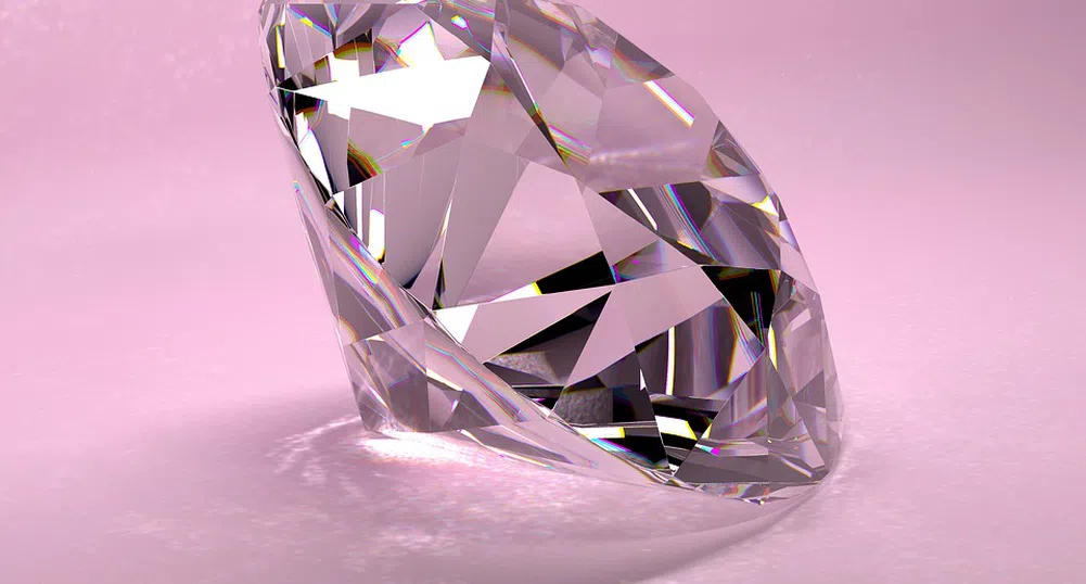 Продадоха на търг изключително рядък виолетово-розов диамант (снимки)