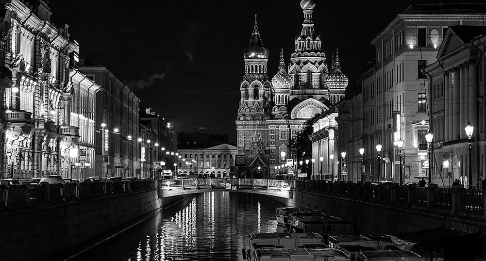 Надписите на три момичета, които спасяват много животи в Санкт Петербург