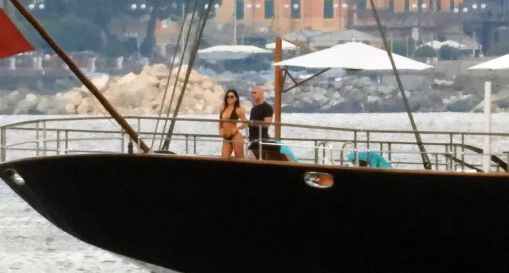 Безос и годеницата му са на романтична ваканция с яхта за 500 млн. долара
