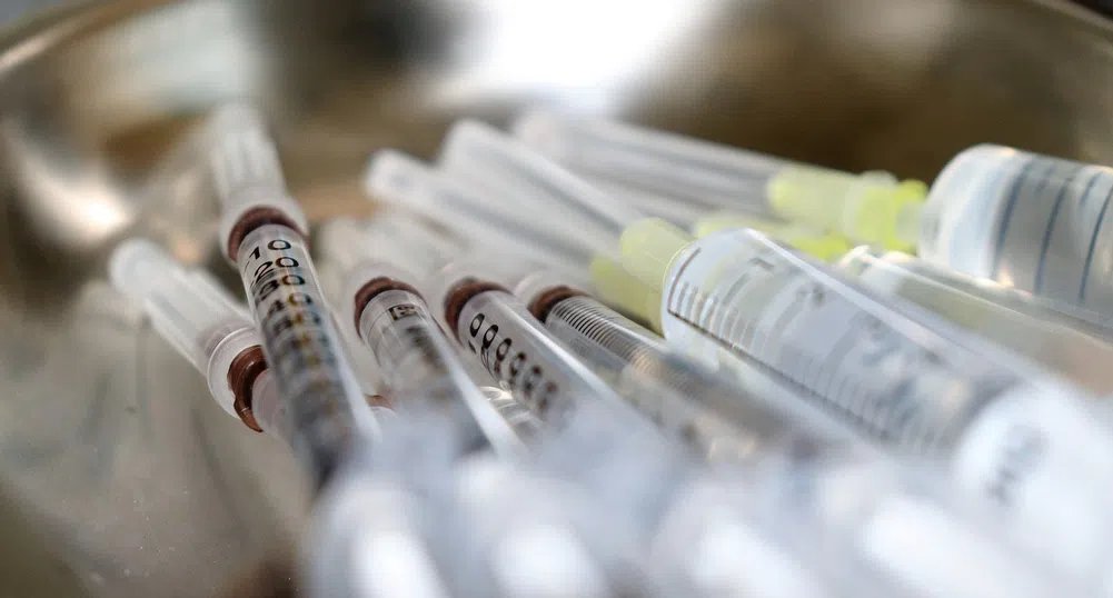 Гърция започва да поставя трета игла от ваксината срещу COVID-19