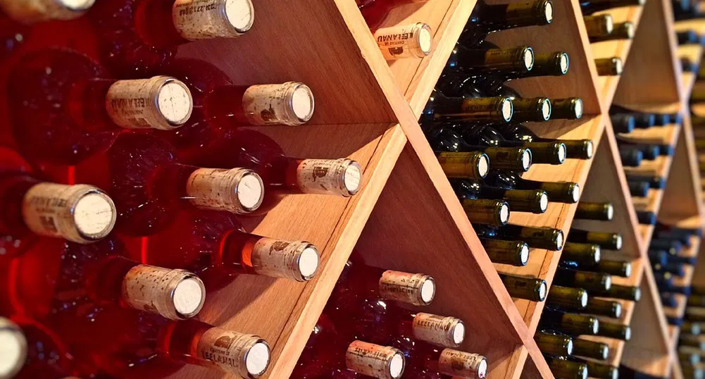 Милиони бутилки испанско вино продадени като френско розе