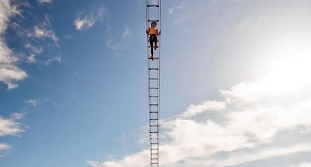 Луксозен курорт привлича туристи с висяща 122 метра над земята стълба
