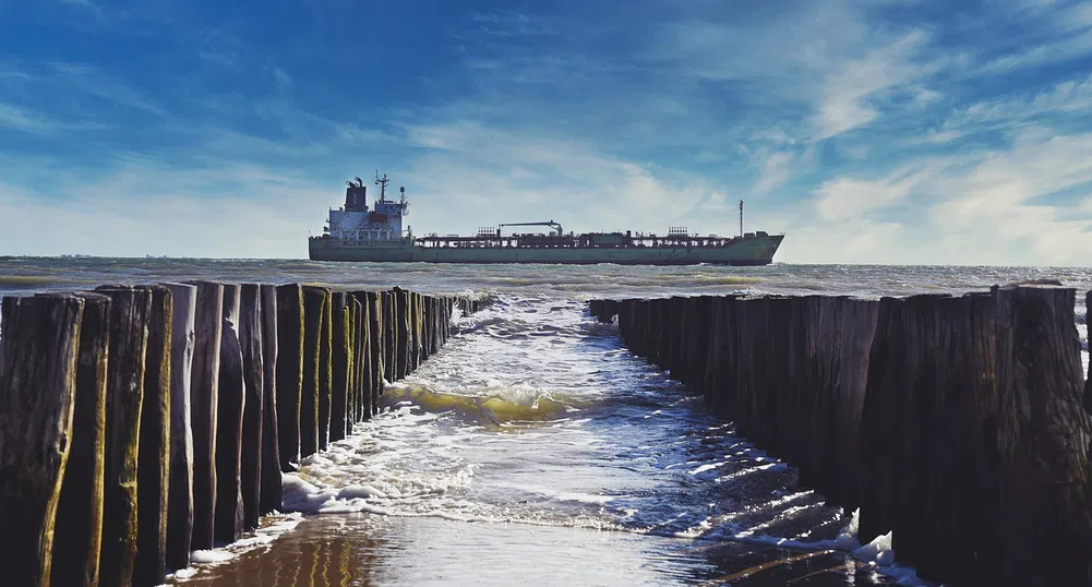 Кораб, превозващ 3000 автомобила, изгоря край бреговете на Нидерландия