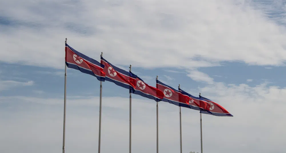 Северна Корея изпрати служители в офиси на работа на полето