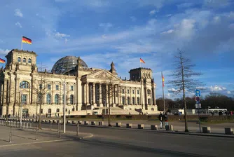 Намаляват заплатите на депутатите в Германия