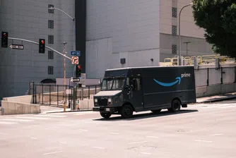 Amazon инсталира  „зловещи“ AI камери, за да следи още повече куриери