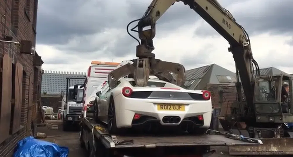 Полицията унищожи Ferrari на милионер бизнесмен (видео)