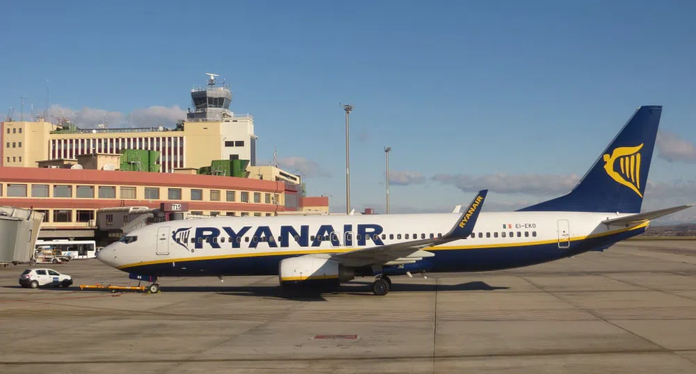 Ryanair уволни шестима служители, спали на пода на летище