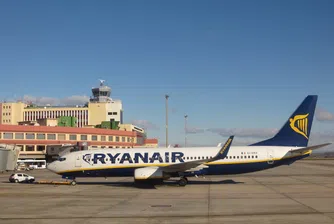 Ryanair уволни шестима служители, спали на пода на летище