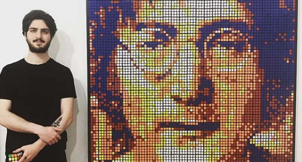 Той прави портрети от кубчета Рубик, продавани за хиляди долари