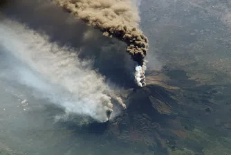 Яростта на Етна: италианският вулкан изхвърля пепел на 150 м