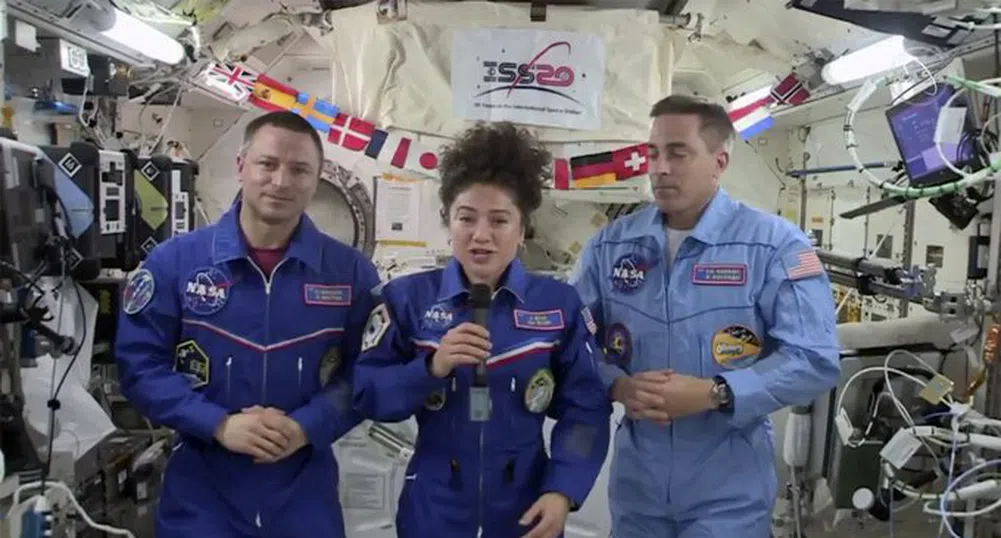 Трима космонавти се завърнаха на една различна планета