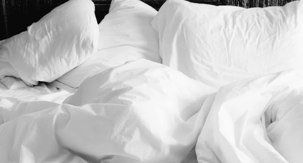 Пандемията принуди милиардер да сменя спално бельо (видео)