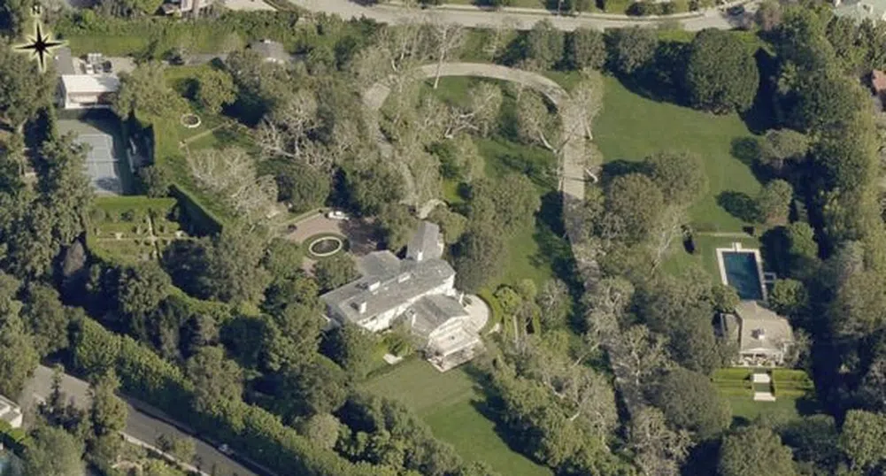 Най-богатият човек в света си купи ново имение в Бевърли Хилс