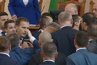Напрежение в НС, депутати от "Възраждане" и ПП-ДБ стигнаха до бой