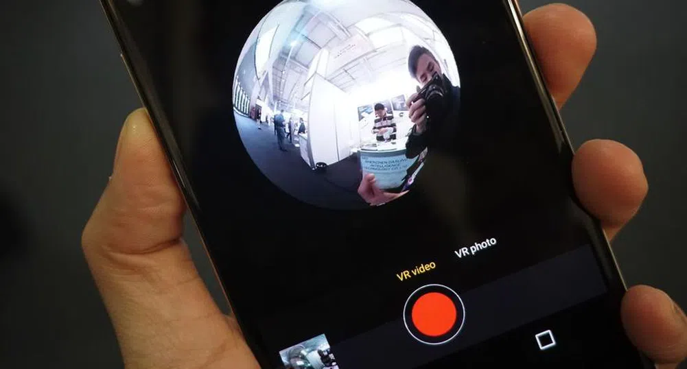 Представиха първия смартфон с 360-градусова камера