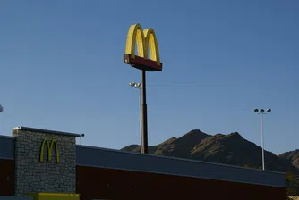 McDonald’s уволни шефа си заради връзка със служител