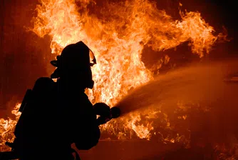Пожар унищожи покрива на "Царските конюшни" в София