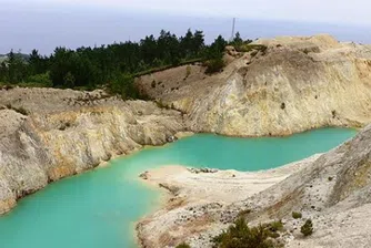 Невероятно синьо езеро, любимо на фотографите, е токсична яма