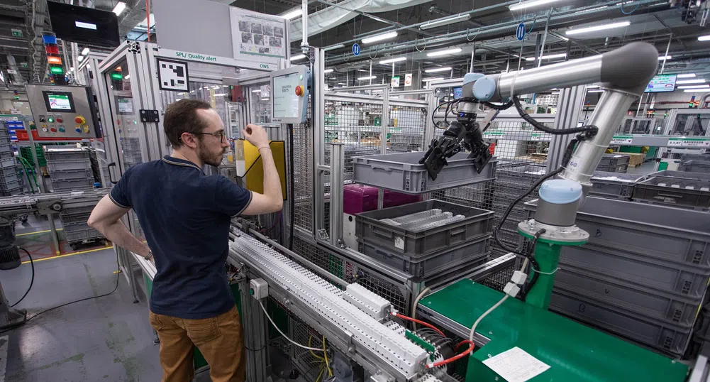 Коботите на Universal Robots внедрени и в Schneider Electric България