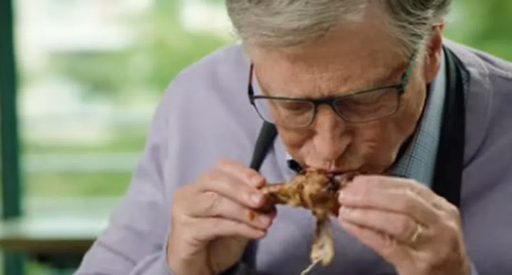 Бил Гейтс се научи как да приготвя пиле у дома (видео)